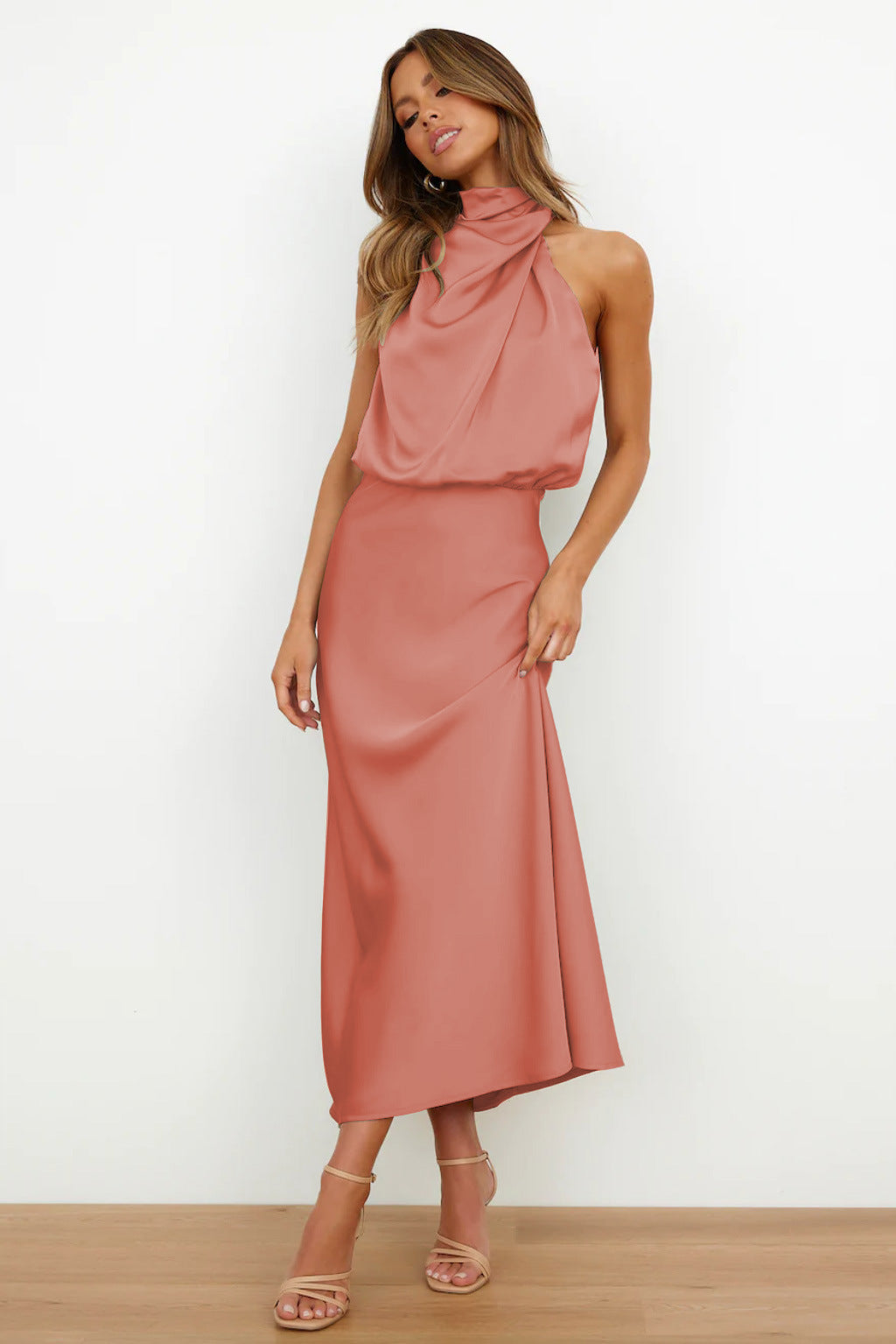 VIVIENNE™ | Vestito Lungo in Satin con Scollo Halter Chic
