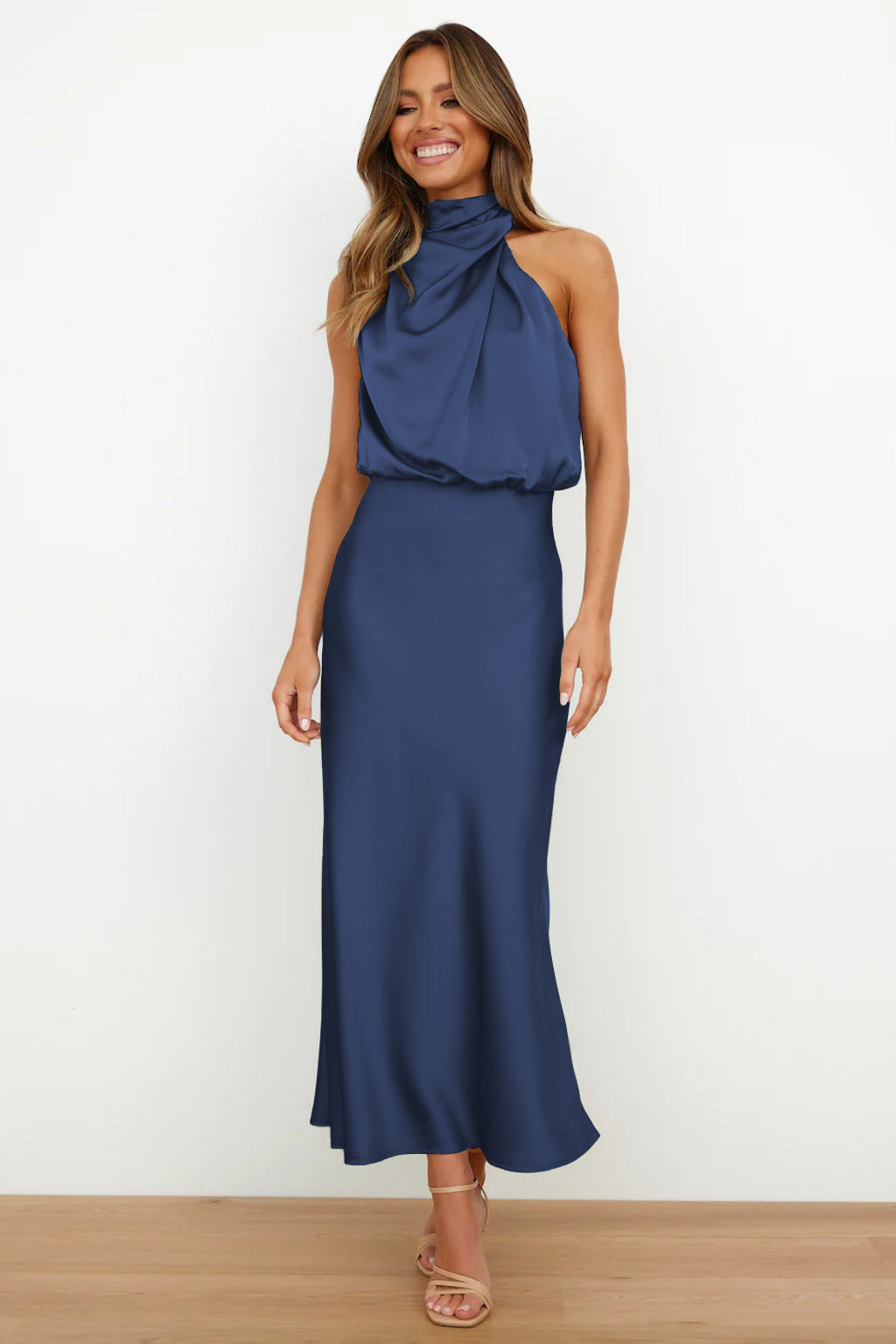 VIVIENNE™ | Vestito Lungo in Satin con Scollo Halter Chic
