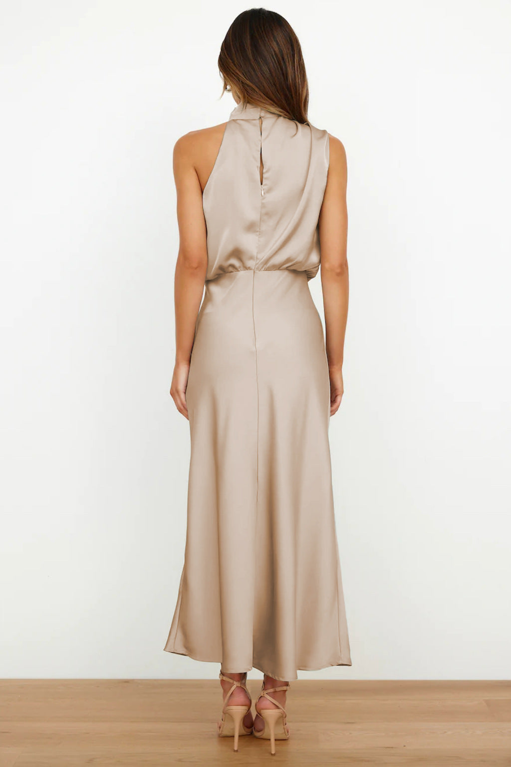 VIVIENNE™ | Vestito Lungo in Satin con Scollo Halter Chic