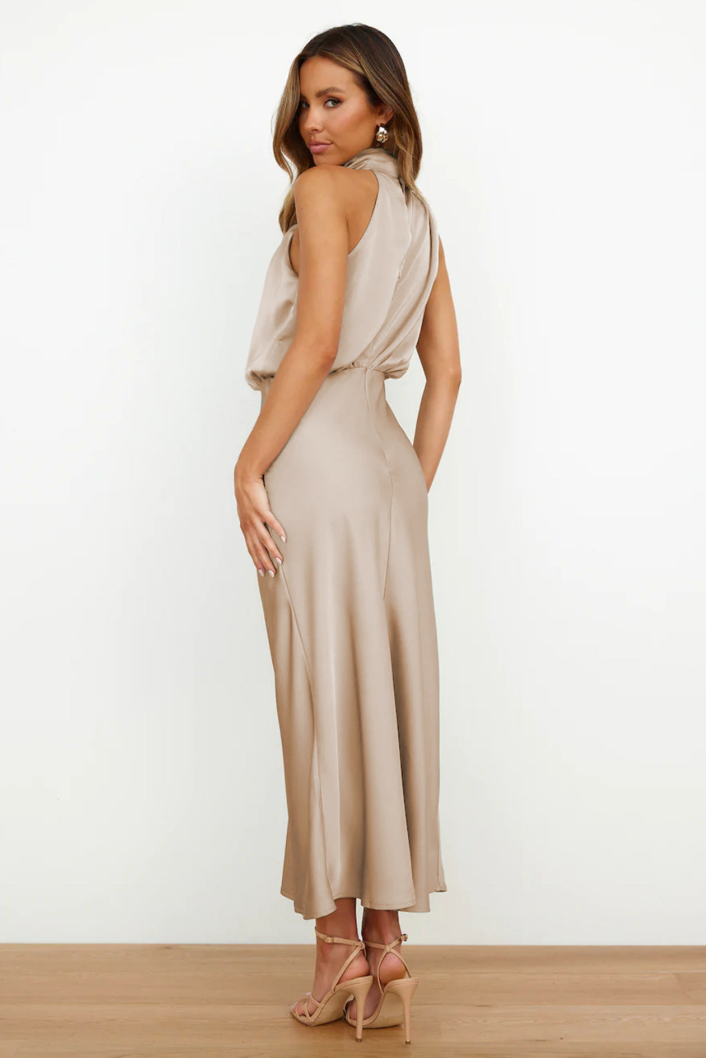 VIVIENNE™ | Vestito Lungo in Satin con Scollo Halter Chic